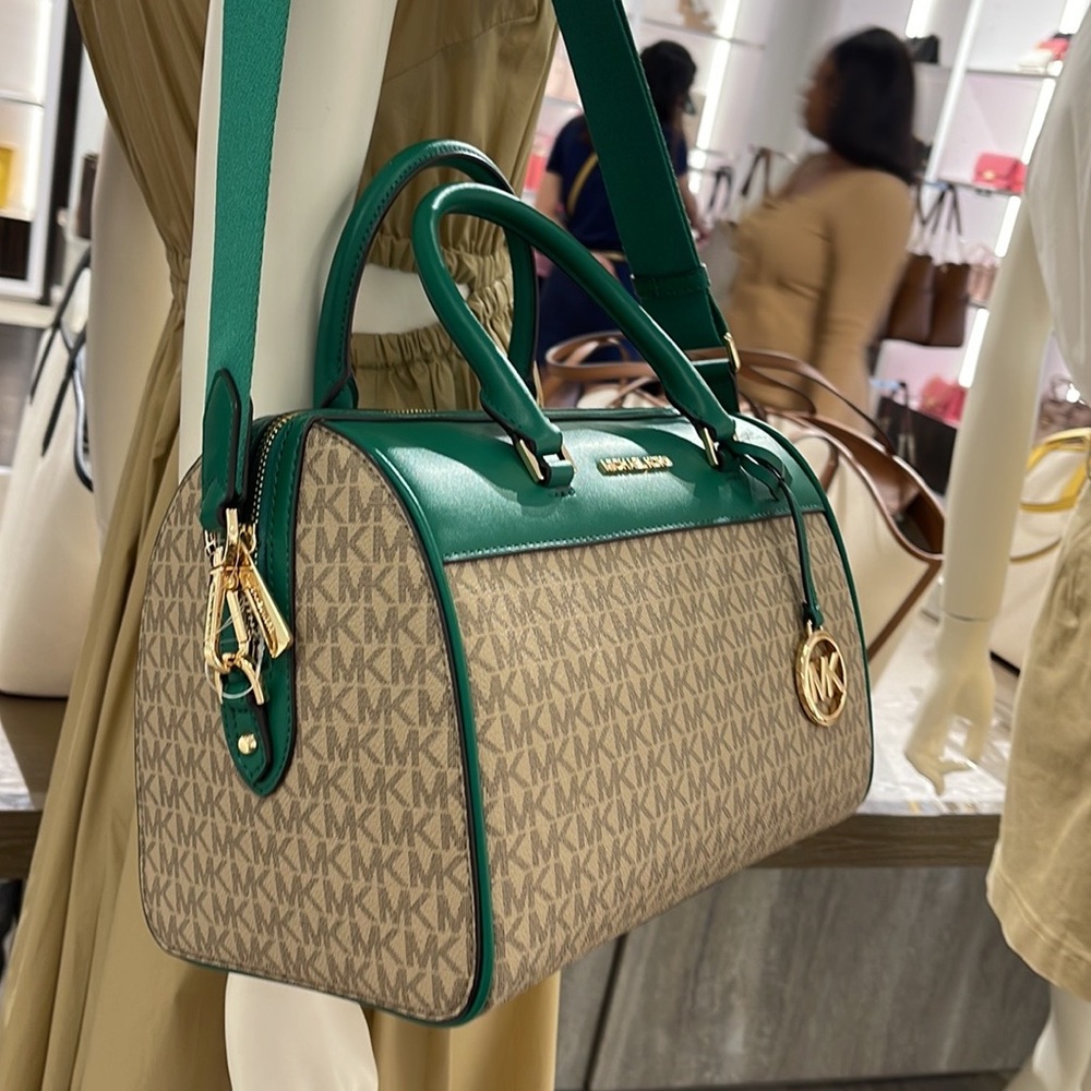 Michael Kors med Duffel Travel - Leather/Coated

PALMETTO GREEN 
MD DUFFLE

NWT - Picture 4 of 16